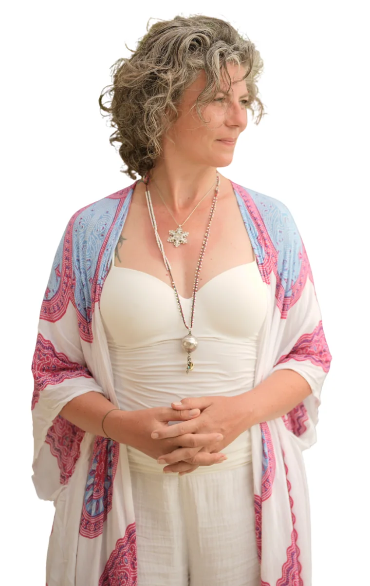 Sandra Hirsch in weißem Outfit mit Seelenstern-Kette, Seelenplan-Beraterin